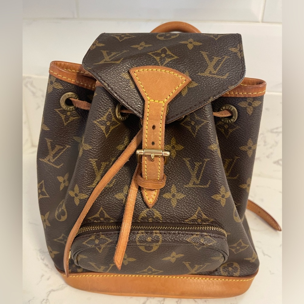 Authentic LOUIS VUITTON 
Monogram Vintage Montsouris PM